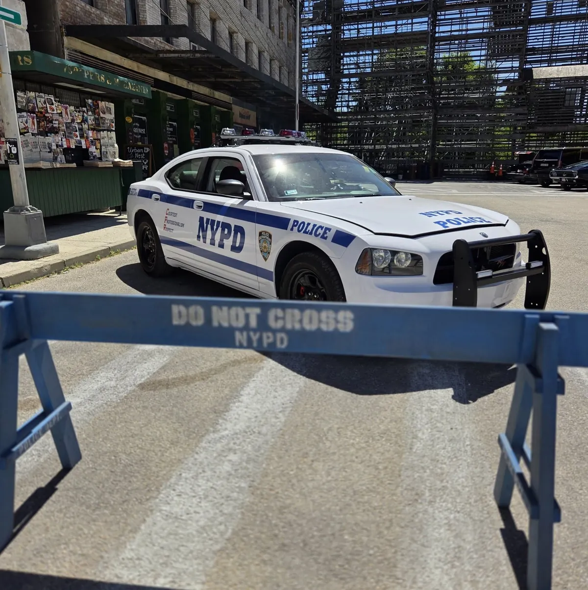 Do not cross NYPD útzáró korlát a rendőrautó előtt