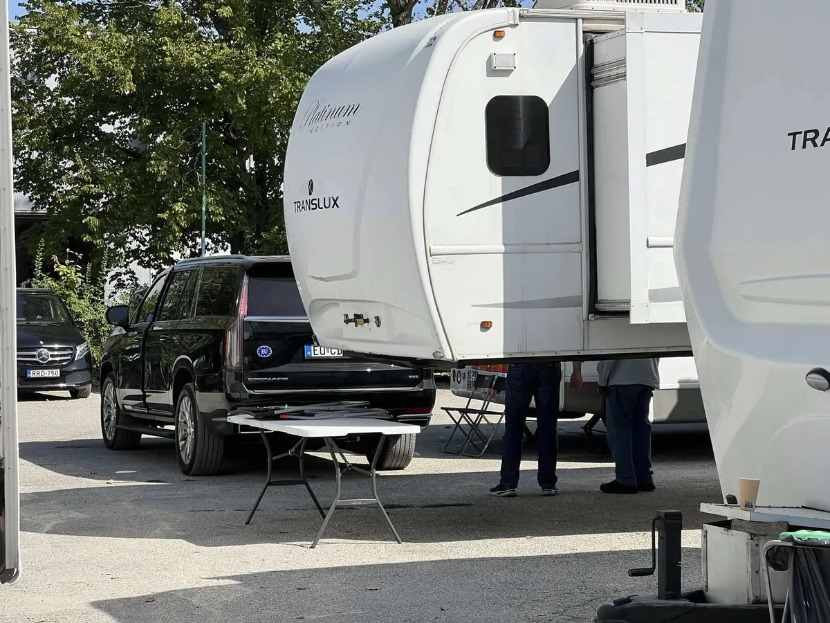 Amerikai lakóautó és pickup a helyszínen