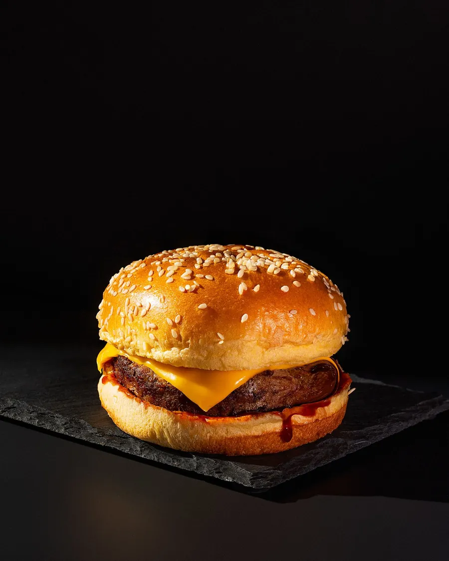 Amerikai stílusú sajtburger sötét háttérben